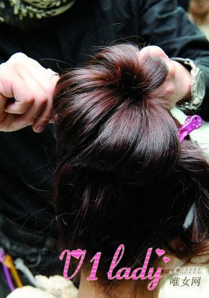 女人头发多适合什么发型(花苞头的扎法步骤图解)
