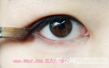 单眼皮和内双眼画眼线的步骤图片展示