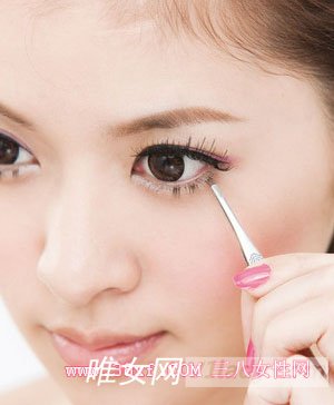 桃红色眼影及唇妆的画法详细步骤图解