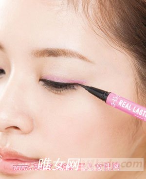 桃红色眼影及唇妆的画法详细步骤图解