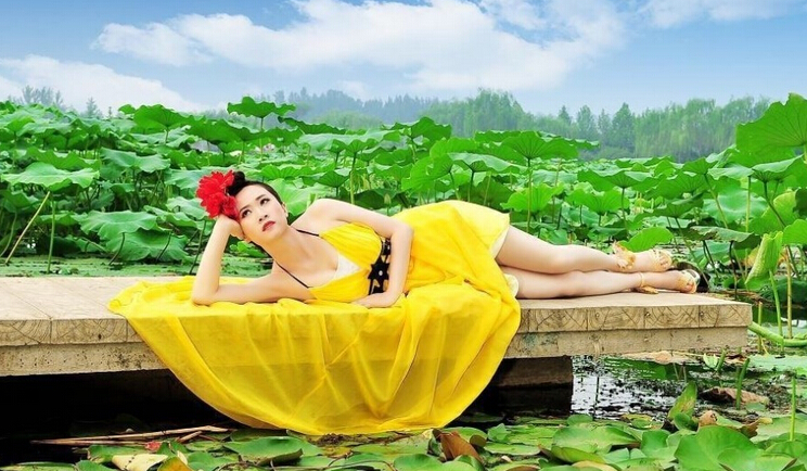 芙蓉姐姐最新近况及照片“美艳荷花仙子”?