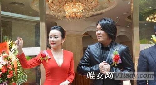 阿杜多大了?阿杜的老婆是做什么的?